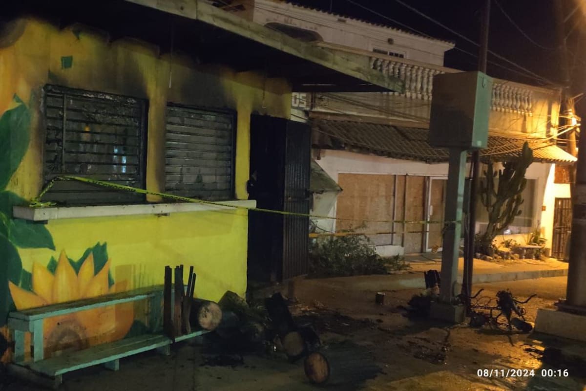 Incendio consume comercio de venta de flores en Rosarito