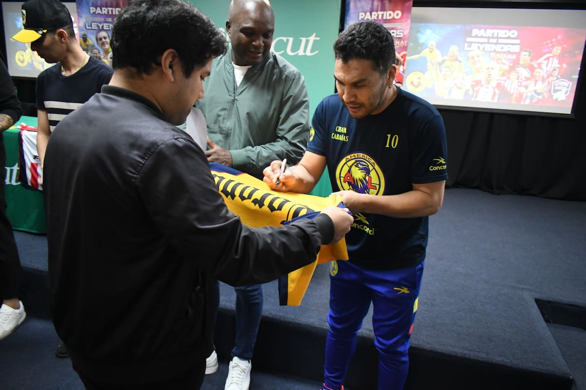 Leyendas del fútbol mexicano conviven con la comunidad universitaria. Foto: Cortesía