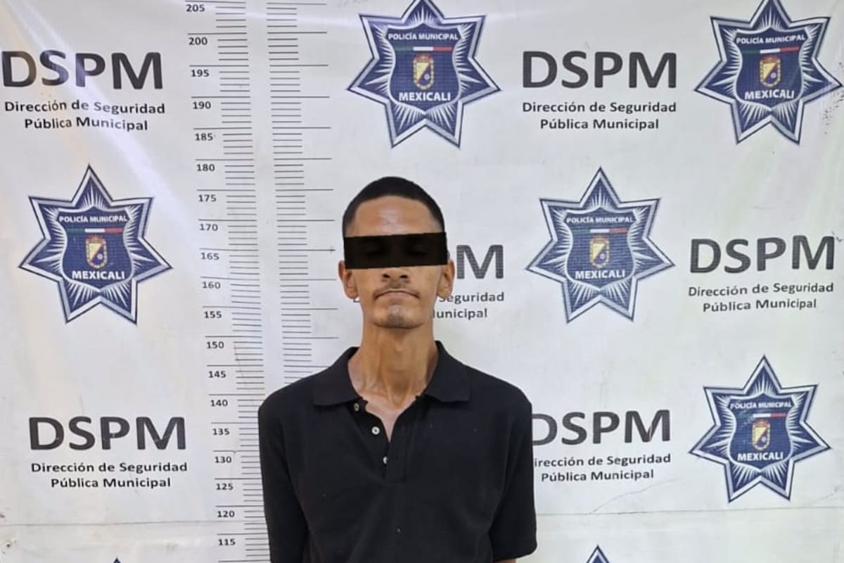 Espiaba dentro de una casa y lo detienen con un cuchillo; lo señalan por robo en un jardín de niños