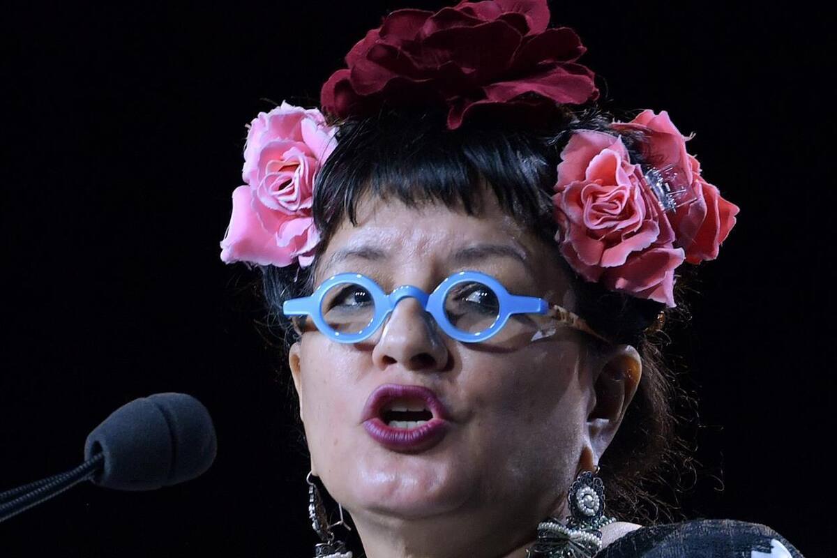 Sandra Cisneros lanza poemario “Mujer sin vergüenza” tras 28 años