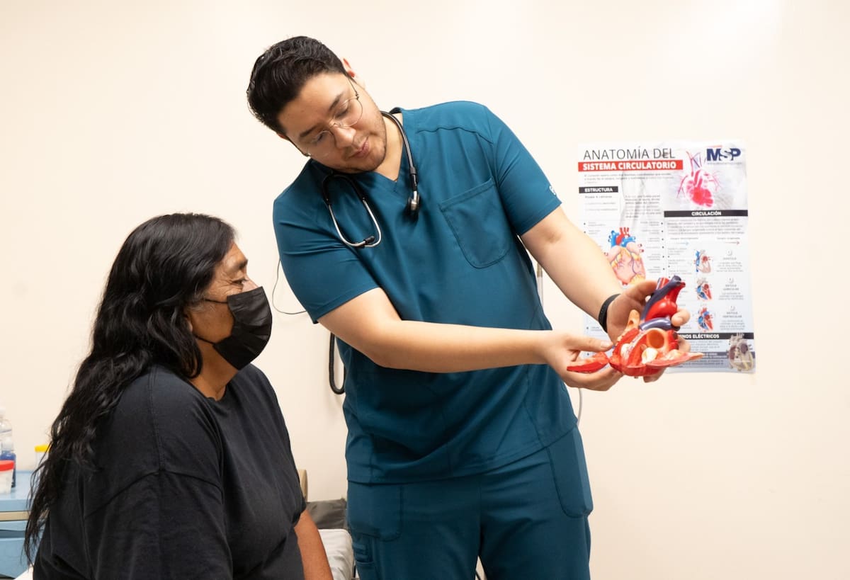 La Secretaría de Salud informó que la Red Código Infarto y la sala de hemodinamia del Hospital General de Mexicali han contribuido a salvar mil 171 vidas y reducir la mortalidad por enfermedades del corazón.
Fotos: Cortesía.