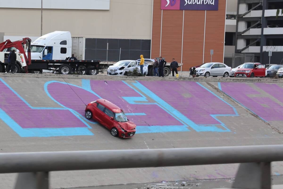 El vehículo cayó desde el puente vehicular en la Vía Rápida Alamar.