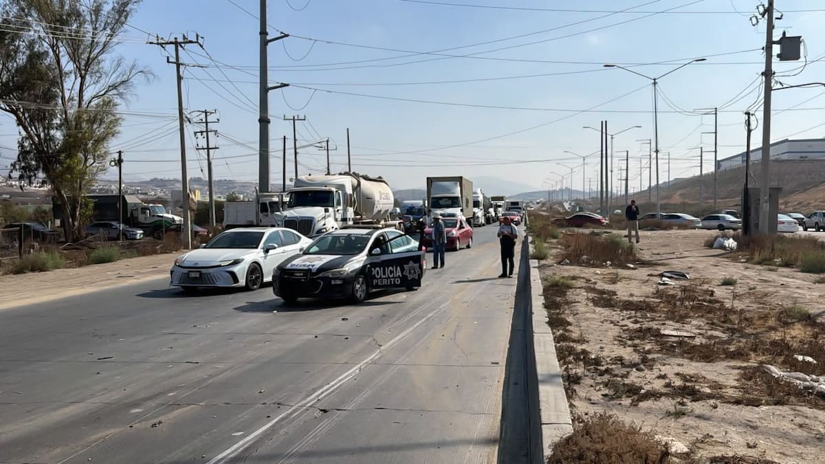 El choque provocó congestionamiento vehicular en el bulevar 2000, en dirección a Playas de Rosarito. Foto: Cortesía / Border Zoom
