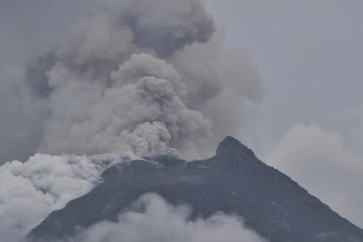 Evacuan a miles por erupciones en el monte Merapi y otros volcanes de Indonesia