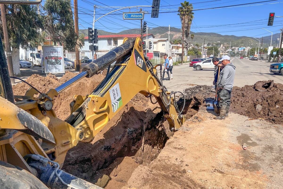 Reemplazan colector de aguas residuales en Reforma y Alisos