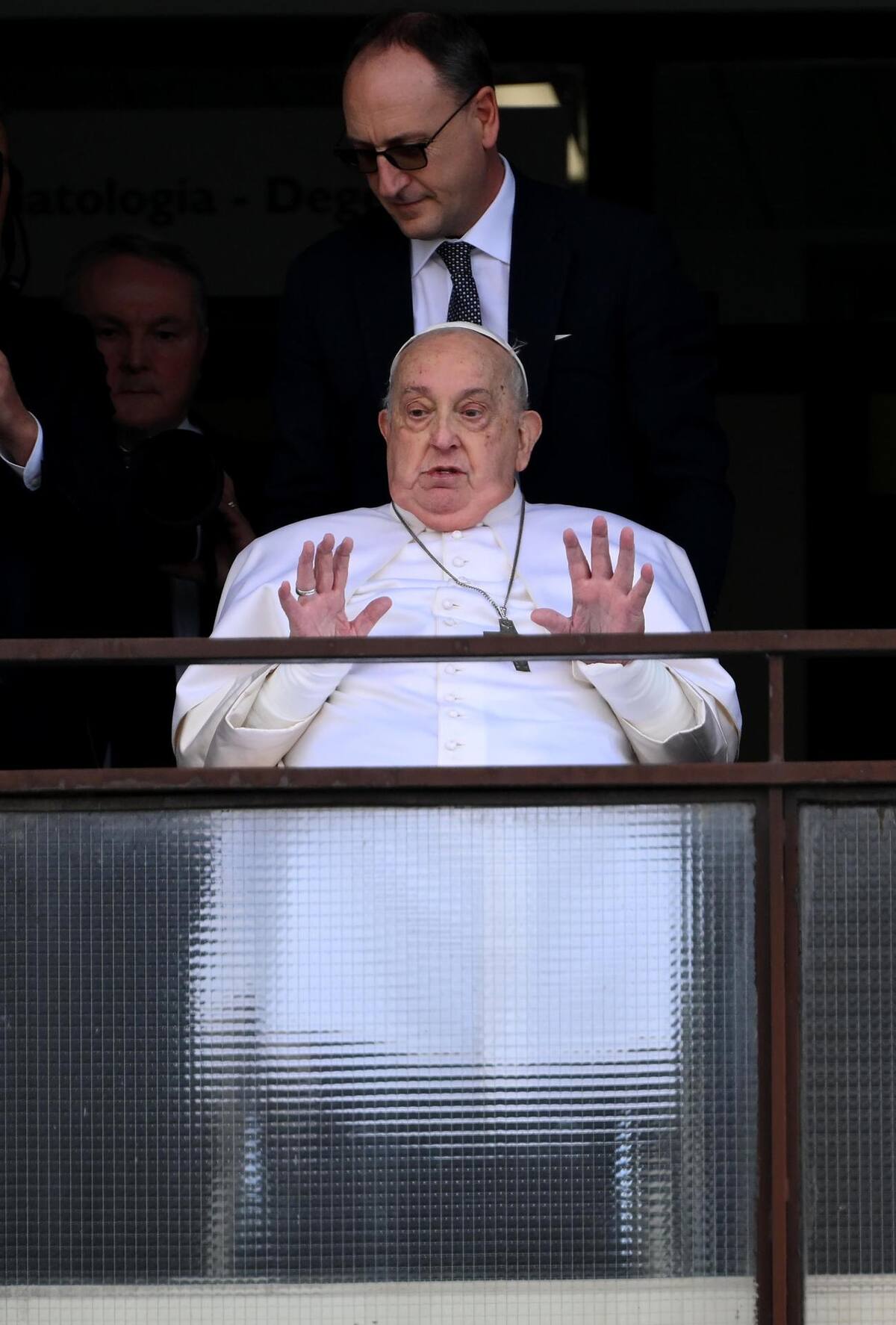 El papa Francisco saludando a la multitud que le esperaba en las puertas del hospital donde ha estado ingresado 38 días. EFE/EPA/ETTORE FERRARI