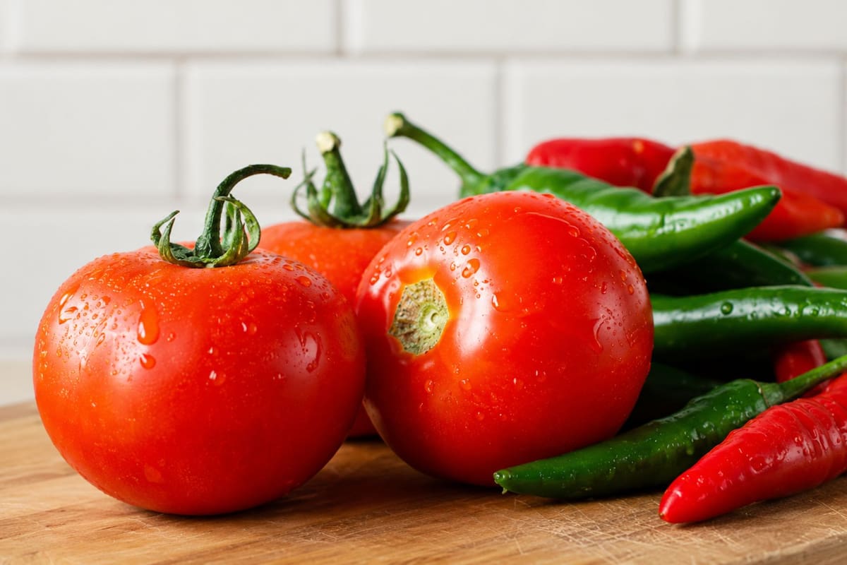El precio del jitomate sube 19% y el chile serrano 36% en abril debido al clima, pero Profeco prevé un alivio gradual en el bolsillo de los consumidores a partir del verano