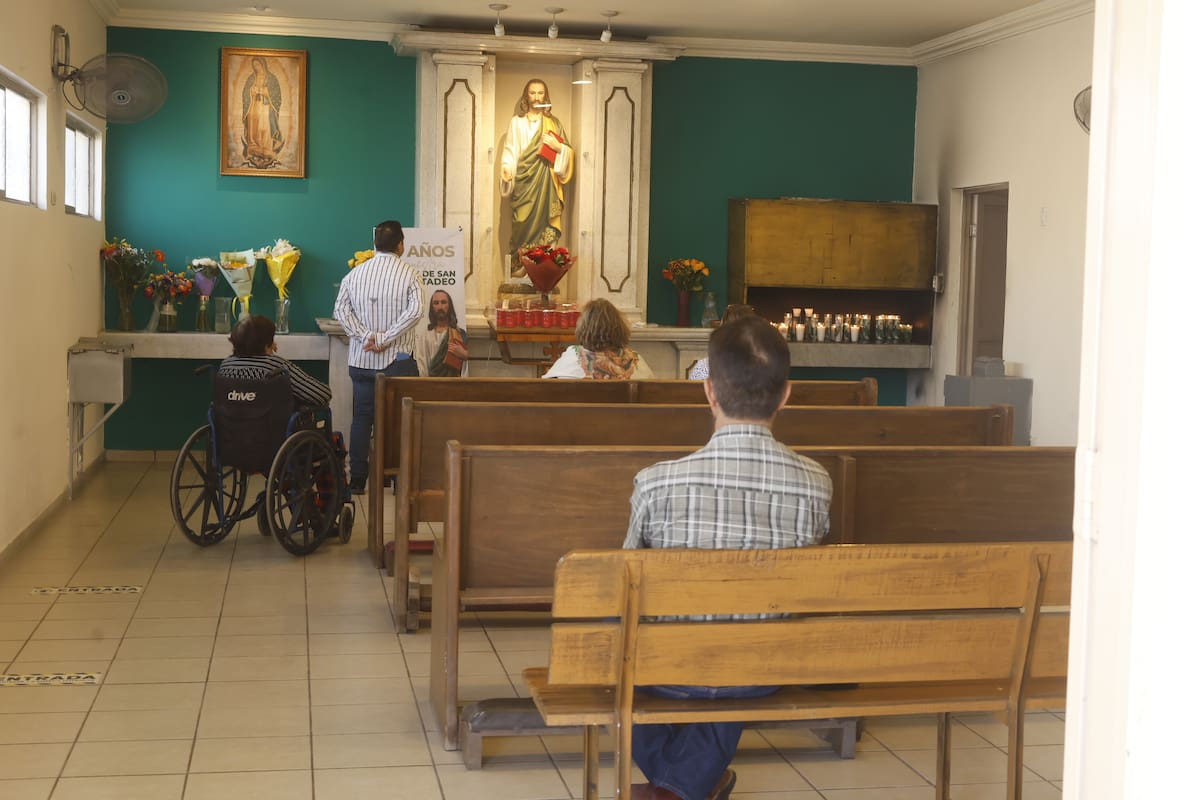 El próximo lunes cumplirá 50 años la figura de San Judas Tadeo que fue donada por la señora María de los Ángeles Navarrete, quien la adquirió en Guadalajara en octubre de 1975, para  el santuario de San Judas Tadeo. FOTO: TEODORO BORBÓN