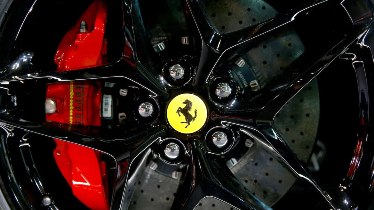 La Policía Nacional detuvo a 30 personas y recuperó 28 vehículos de alta gama vinculados a la operación. /REtuers