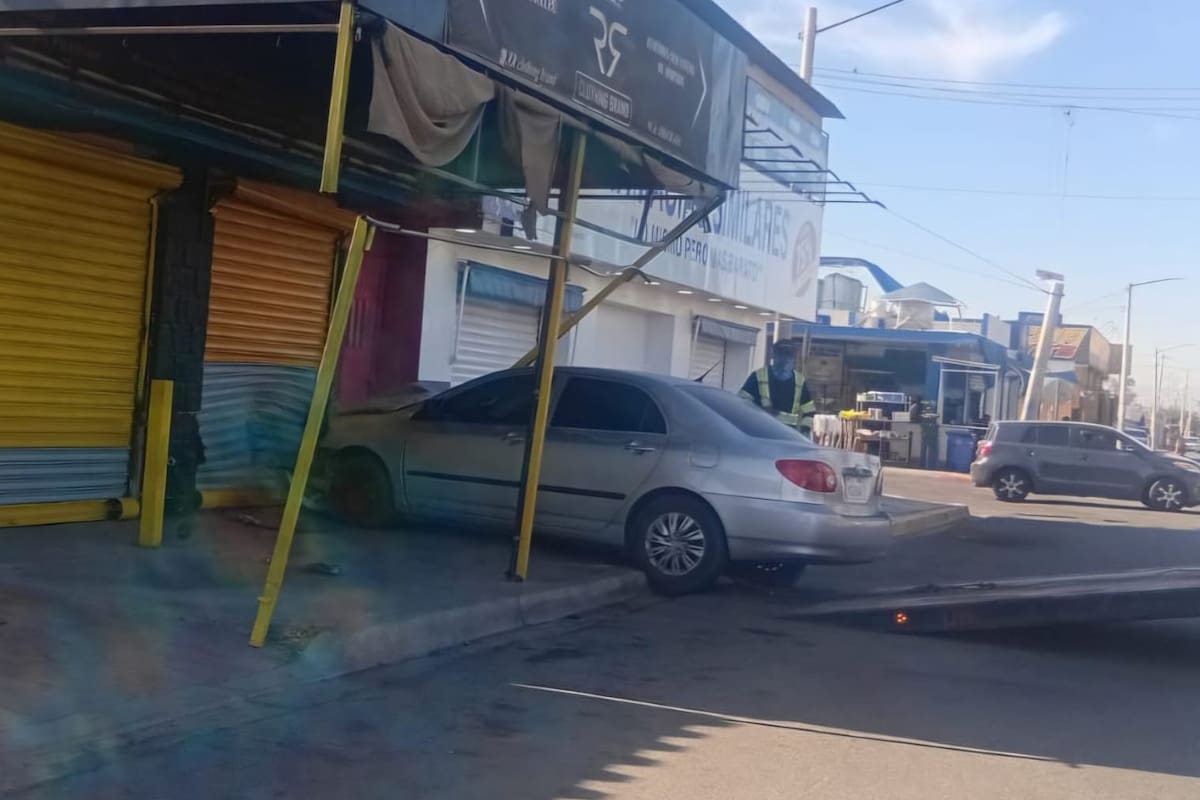Conductor pierde el control y choca contra comercio