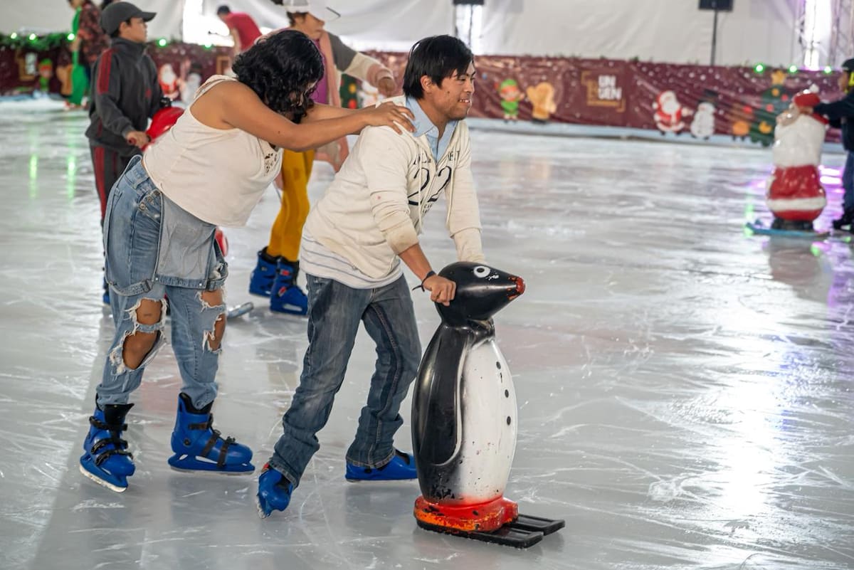 La pista de hielo instalada en la explanada del Monumento a la Madre permanecerá abierta al público del 12 de diciembre al 6 de enero, con entrada gratuita. Foto: Border Zoom