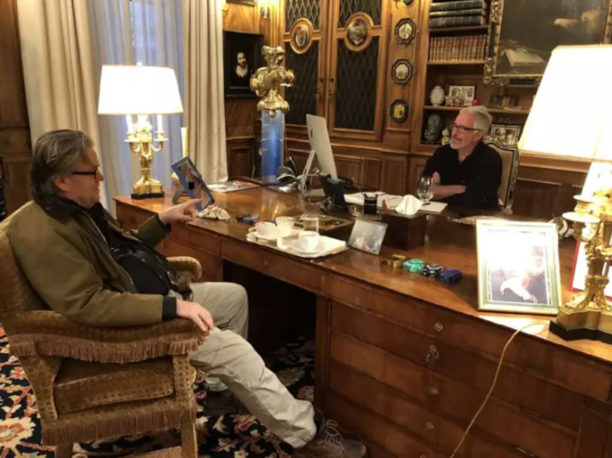 Steve Bannon, un activista conservador y antiguo aliado de Trump, aparece en esta imagen junto a Esptein.