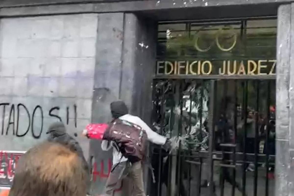 Encapuchados causan destrozos durante marcha por los 43 normalistas de Ayotzinapa