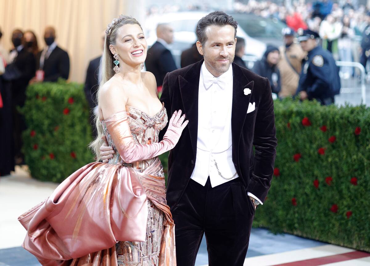 New York (United States), 02/05/2022.- Ryan Reynolds (R) and Blake Lively on the red carpet for the 2022 Met Gala, the annual benefit for the Metropolitan Museum of Art's Costume Institute, in New York, New York, USA, 02 May 2022. The event coincides with the Met Costume Institute's 'In America: An Anthology of Fashion' which opens 05 May 2022 concludes 05 September 2022. (Moda, Abierto, Estados Unidos, Nueva York) EFE/EPA/JUSTIN LANE