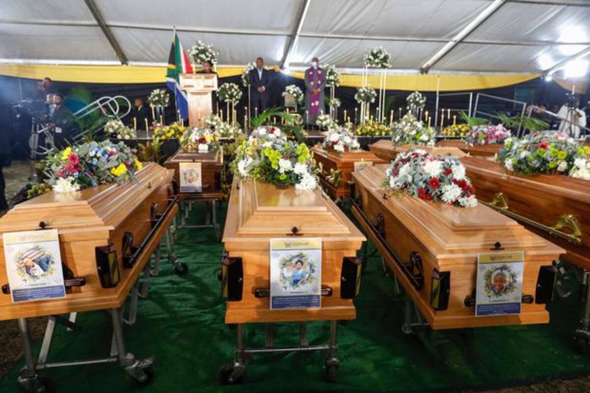Encuentran metanol en los cuerpos de 21 adolescentes que murieron en un bar de Sudáfrica