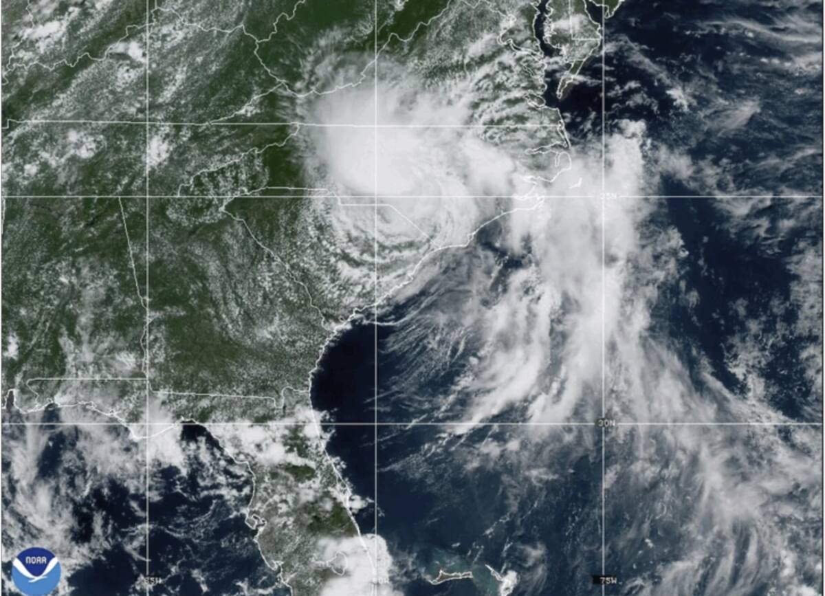 Imagen difundida por la Oficina Nacional de Administración Oceánica y Atmosférica de Estados Unidos (NOAA, por sus siglas en inglés) que muestra a la tormenta tropical Chantal yendo desde Carolina del Sur a Carolina del Norte, el 6 de julio del 2025. (NOAA via AP).