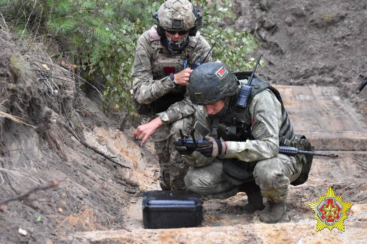 Un combatiente del grupo mercenario ruso Wagner y un miembro del servicio bielorruso participan en un entrenamiento conjunto en el polígono militar de Brest, Bielorrusia, en esta imagen fija publicada el 20 de julio de 2023. Ministerio de Defensa Bielorruso/Handout vía REUTERS