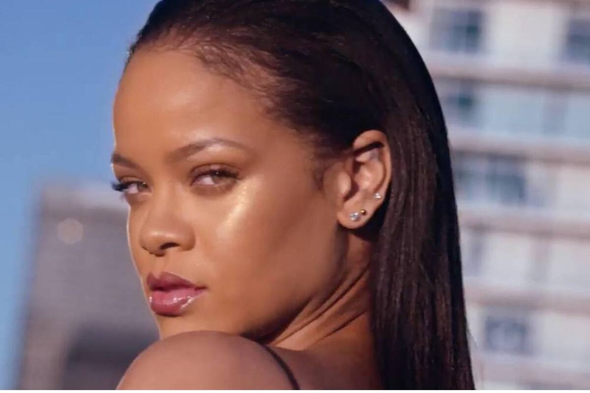 Rihanna posa en lencería para promocionar su marca