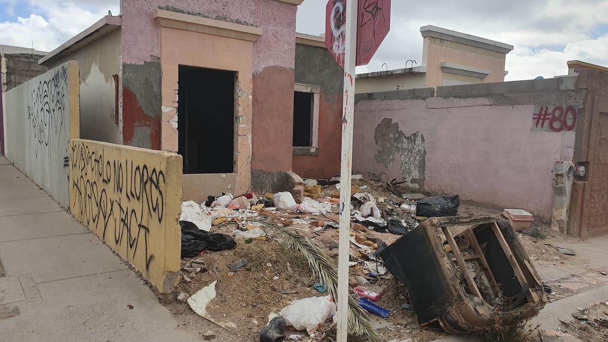 Vecinos de la colonia Bicentenario ya no soportan más casas abandonadas, pues son utilizadas por los delincuentes para drogarse, echar basura y son usadas como baños públicos.