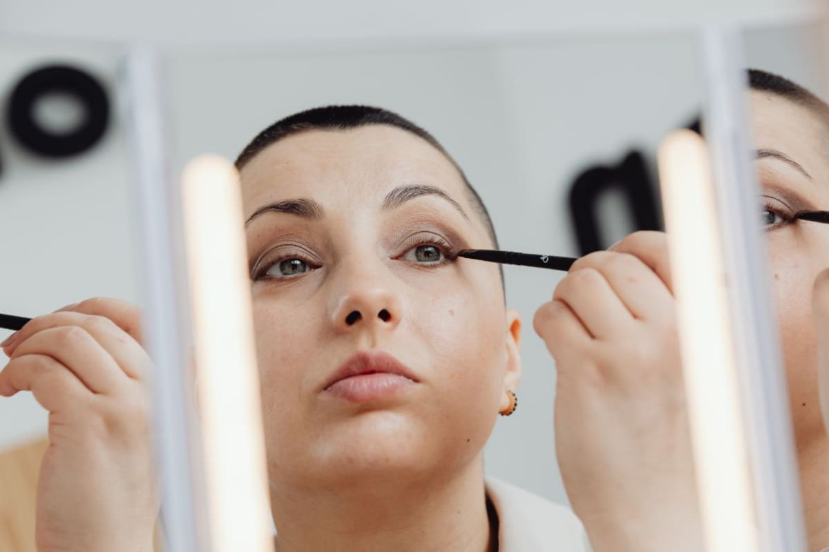 Trucos para evitar que el delineador se corra durante el día