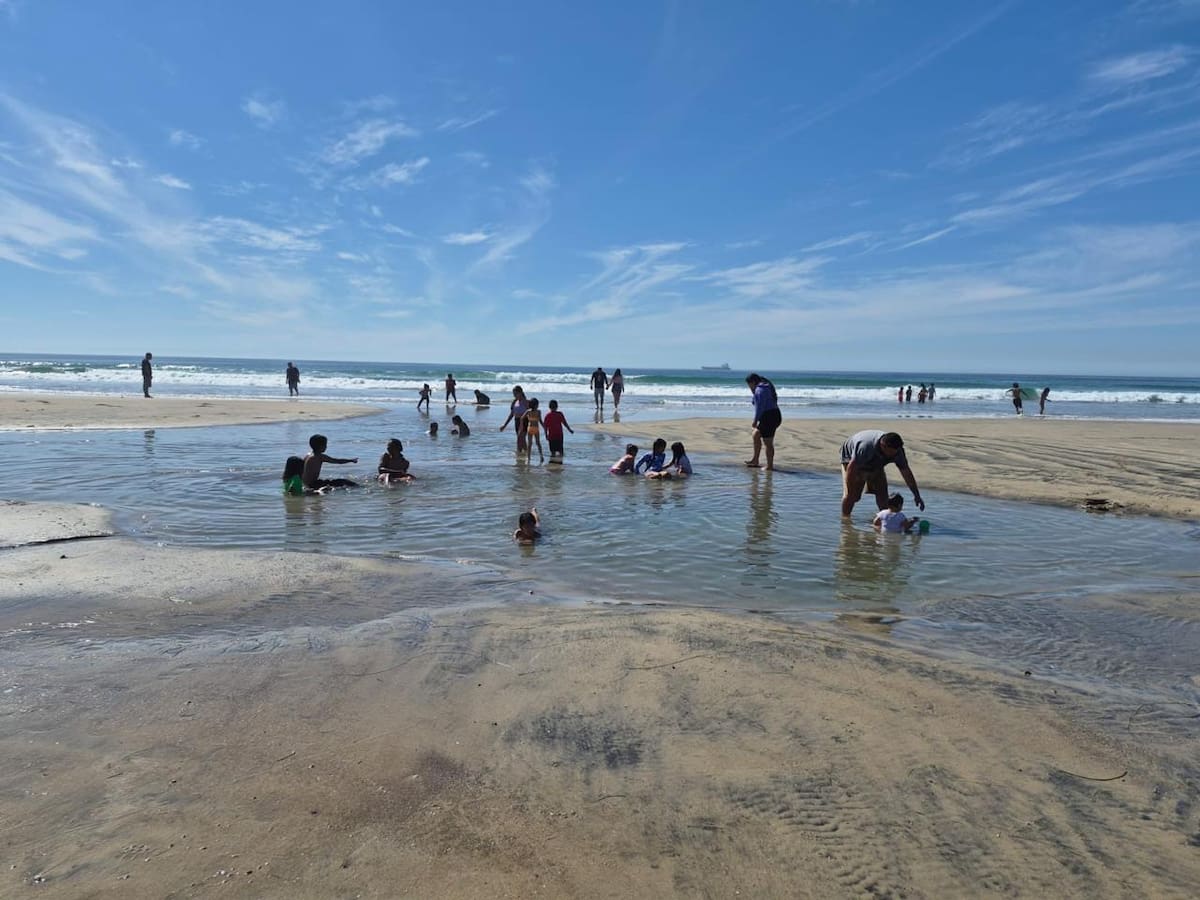 El fenómeno, permitió que en distintas zonas de la playa se formaran pequeñas albercas naturales en la arena. Foto. Carmen Gutiérrez