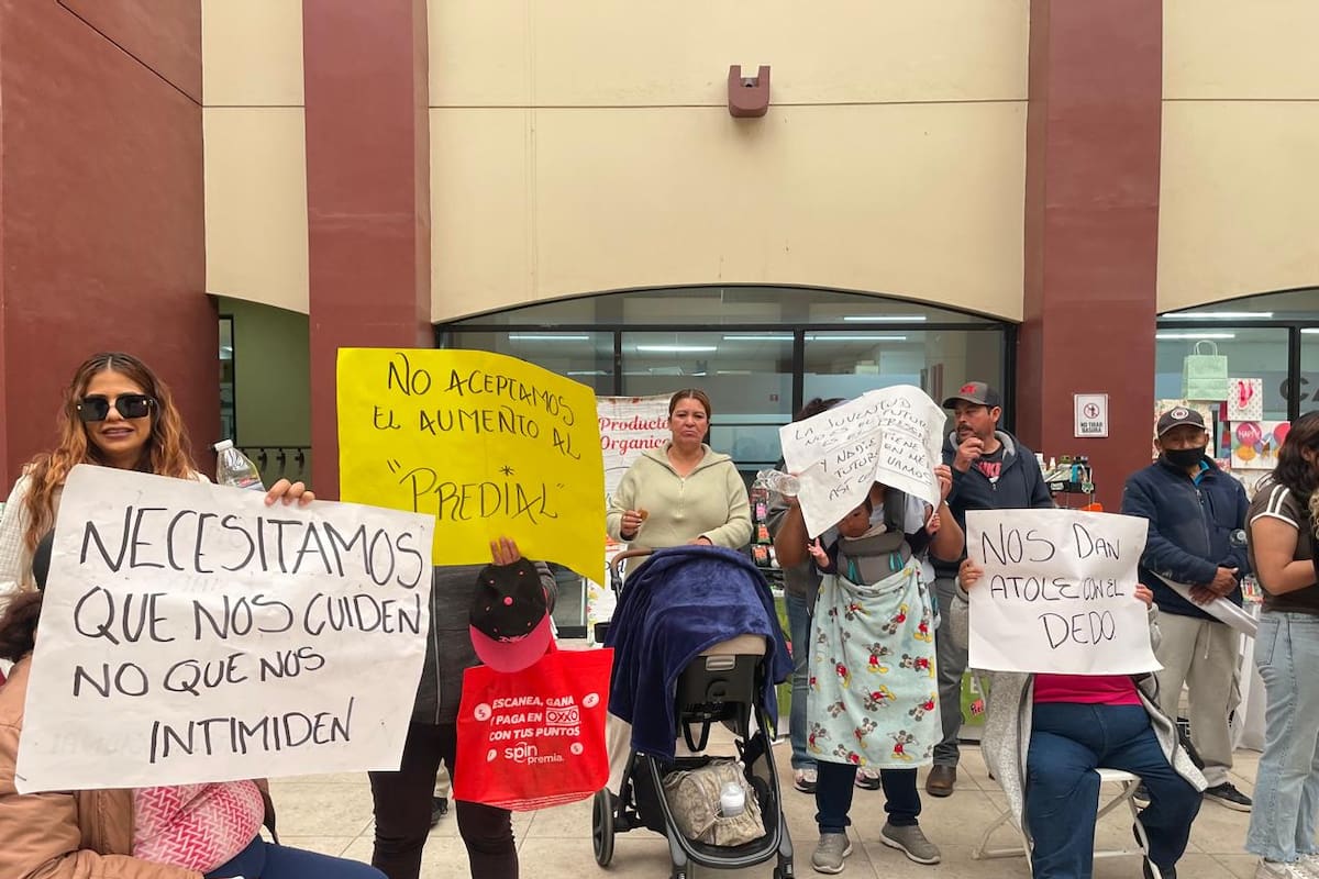 Doble protesta, paraliza el Palacio Municipal de Rosarito