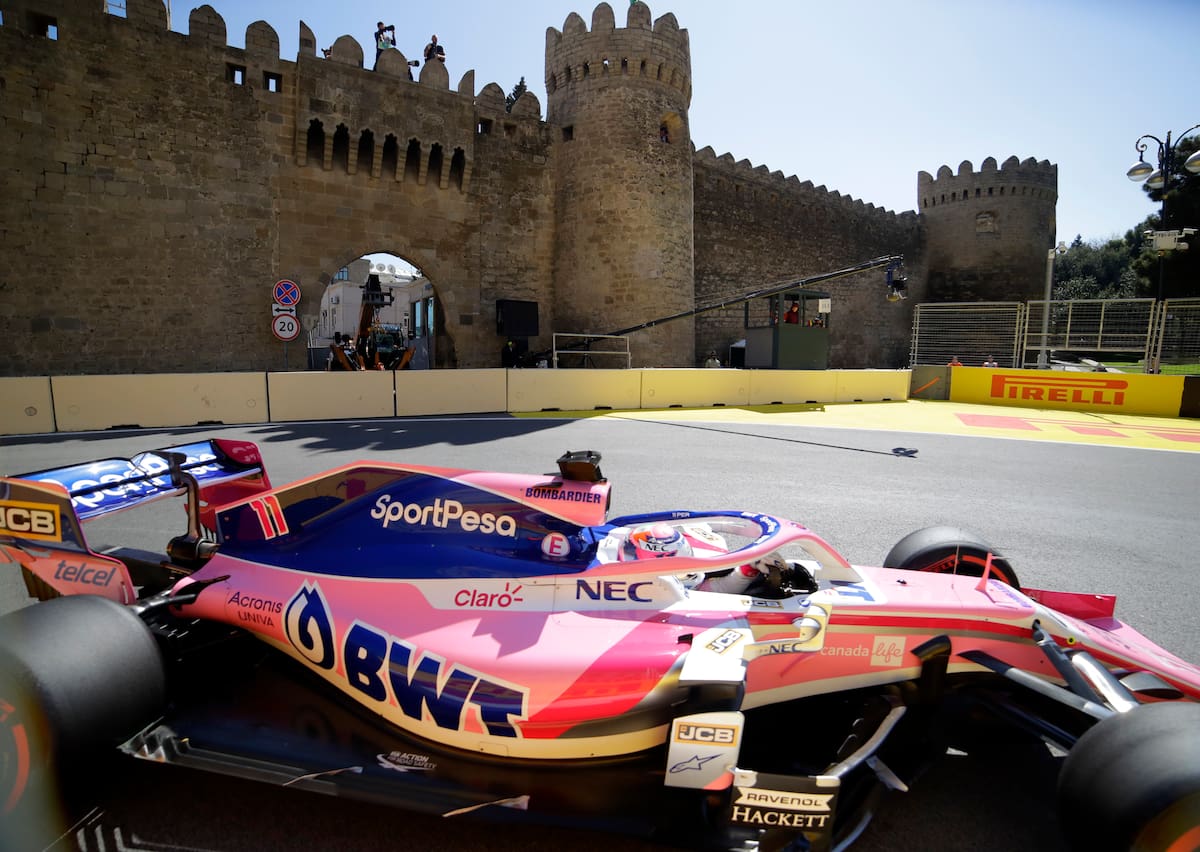 Checo Pérez conduce en el GP de Azerbaiyán en 2019. (AP Photo/Sergei Grits)