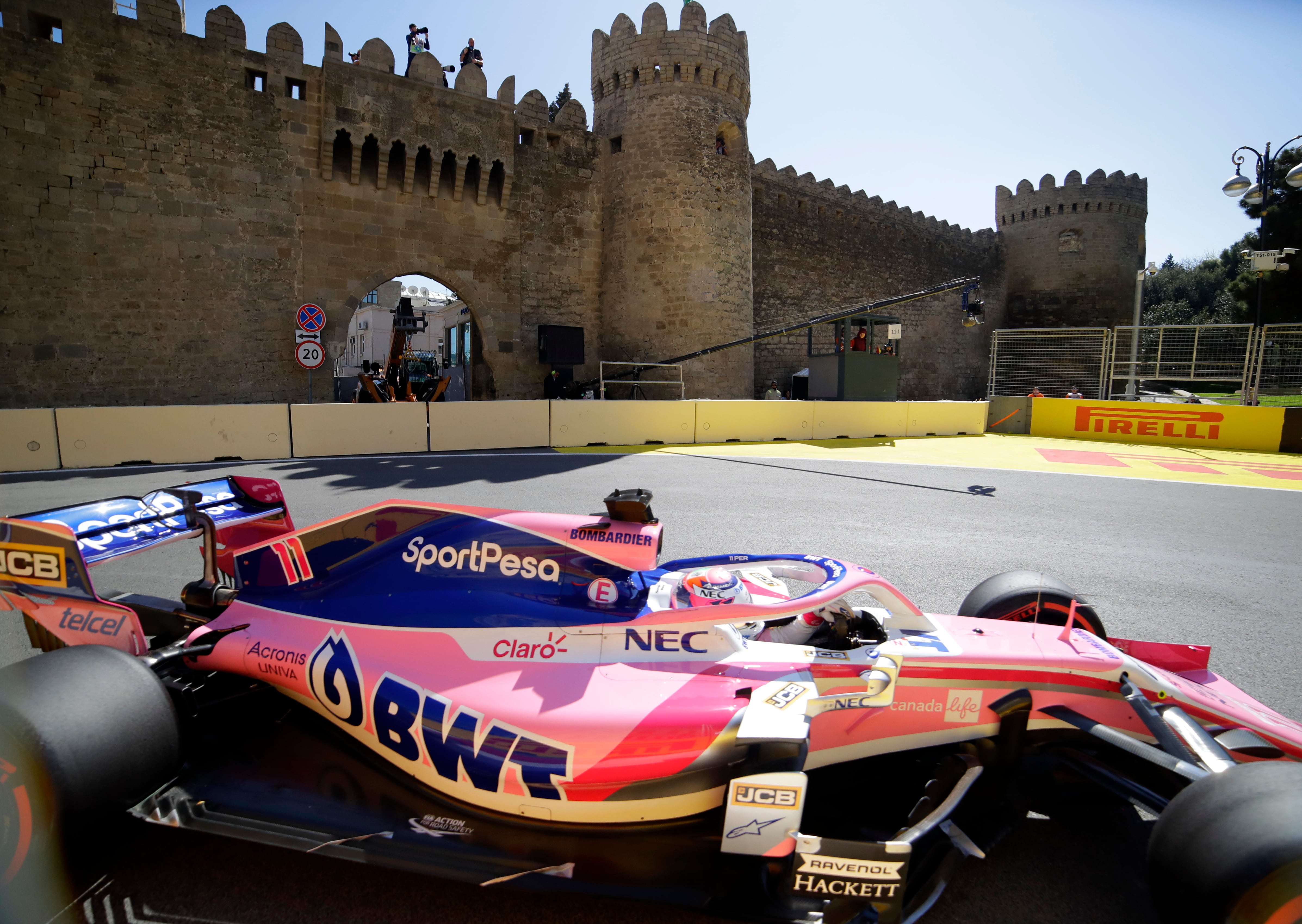 Checo Pérez conduce en el GP de Azerbaiyán en 2019. (AP Photo/Sergei Grits)