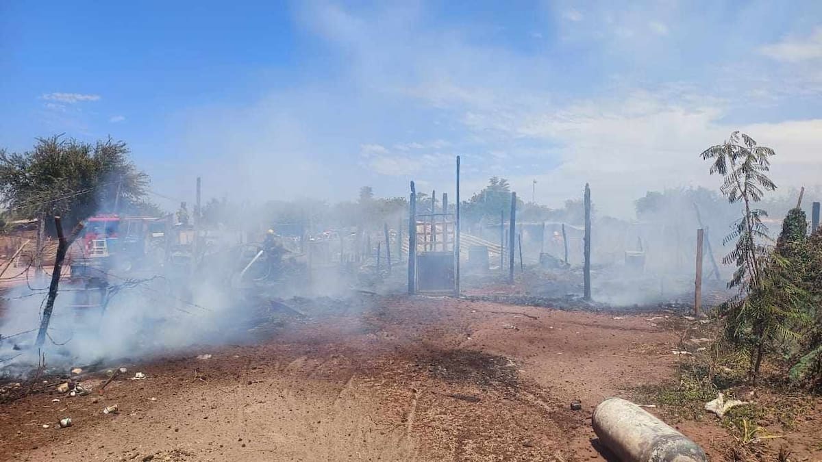Seis casas calcinadas por incendio en Cajeme; siguen labores de control. FOTO: Grupo Healy