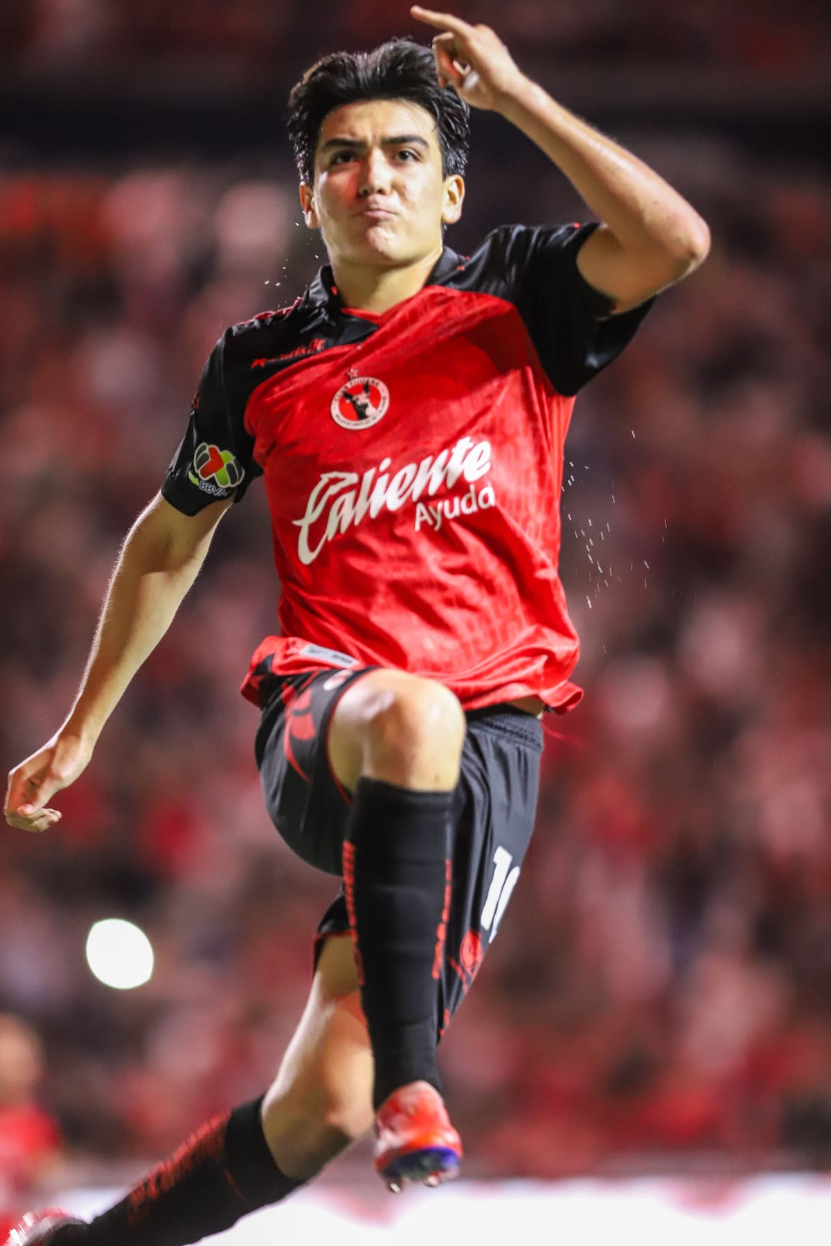 Gilberto Mora celebra el primero de dos goles que anotó en la noche. (Foto: AGP Deportes)