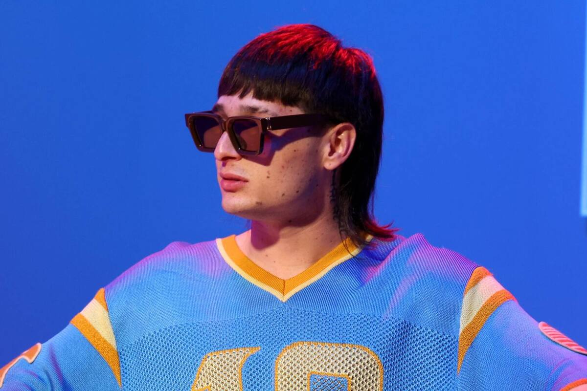 Peso Pluma realiza donación a bomberos de Los Ángeles tras incendios