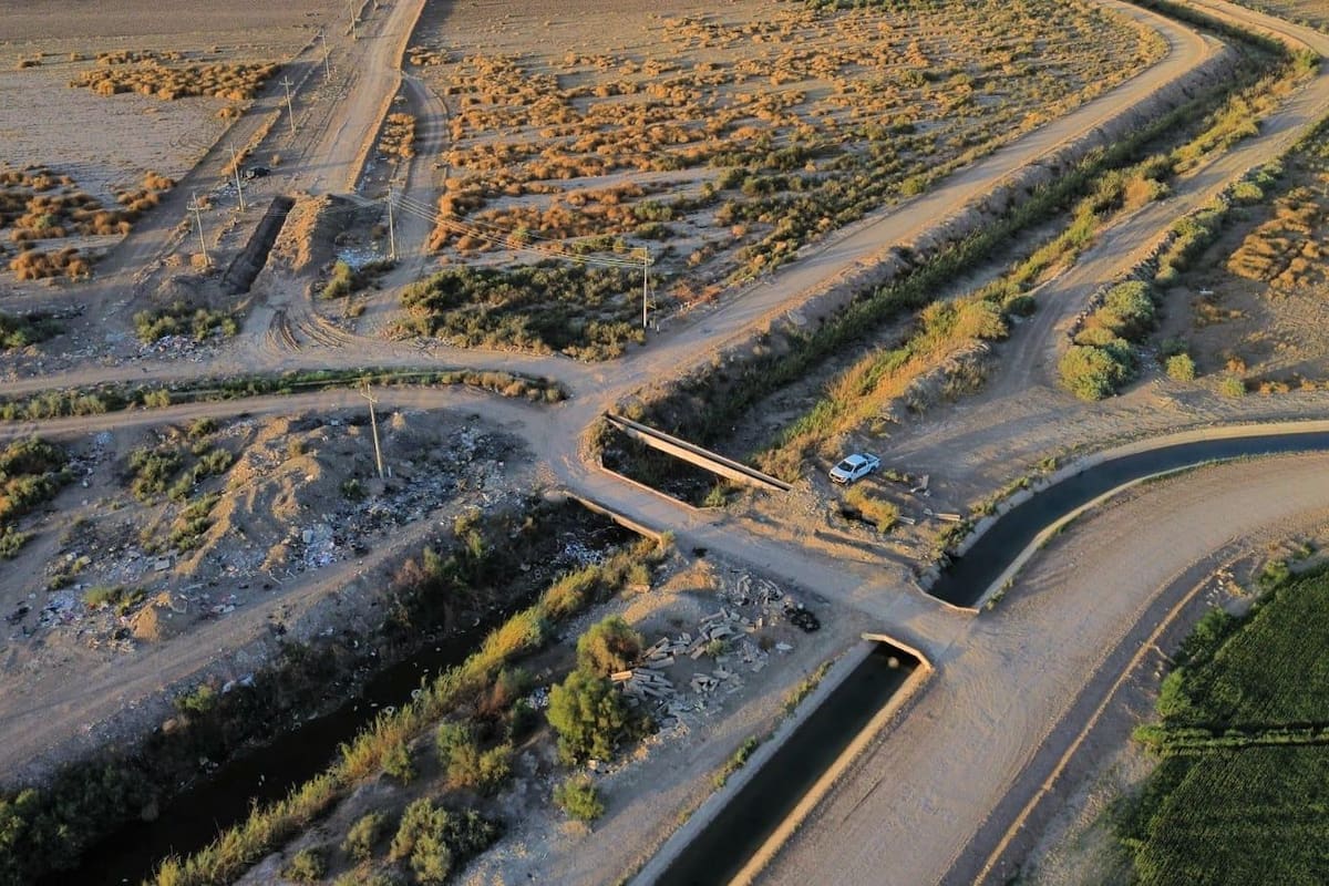 Hallan cuerpo envuelto en cobija a un costado de un canal