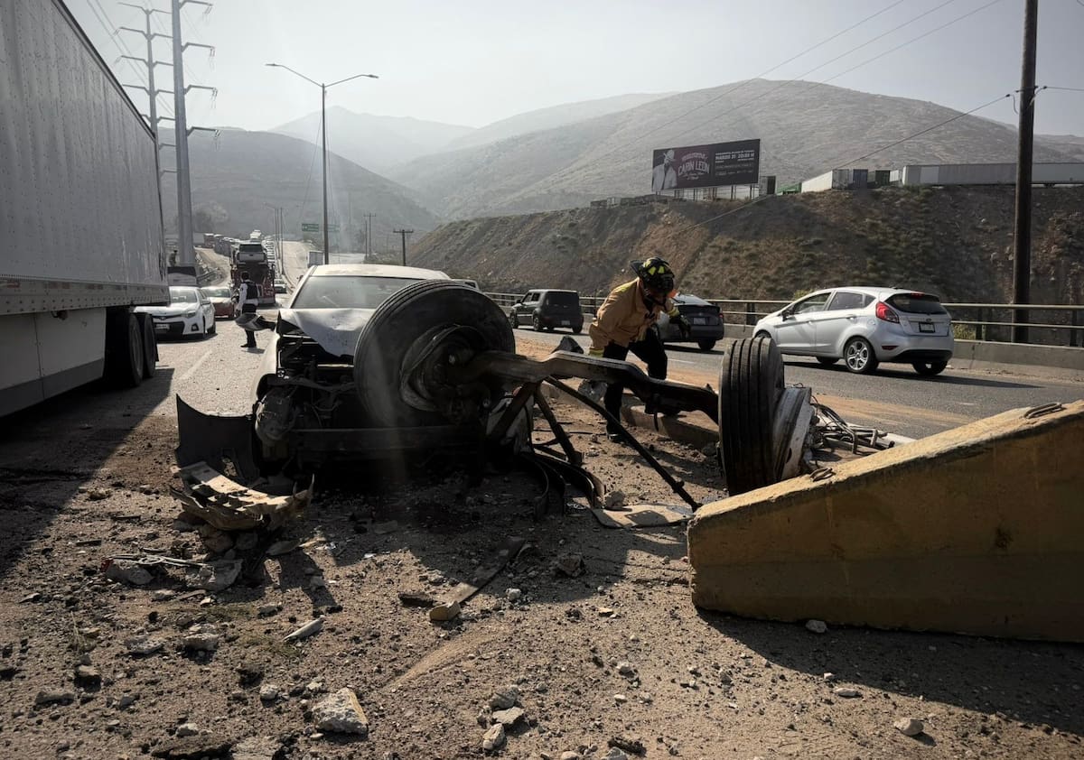 El accidente involucró a un camión de carga y seis vehículos particulares; un joven de 25 años recibió atención médica en el lugar. Foto: Border Zoom