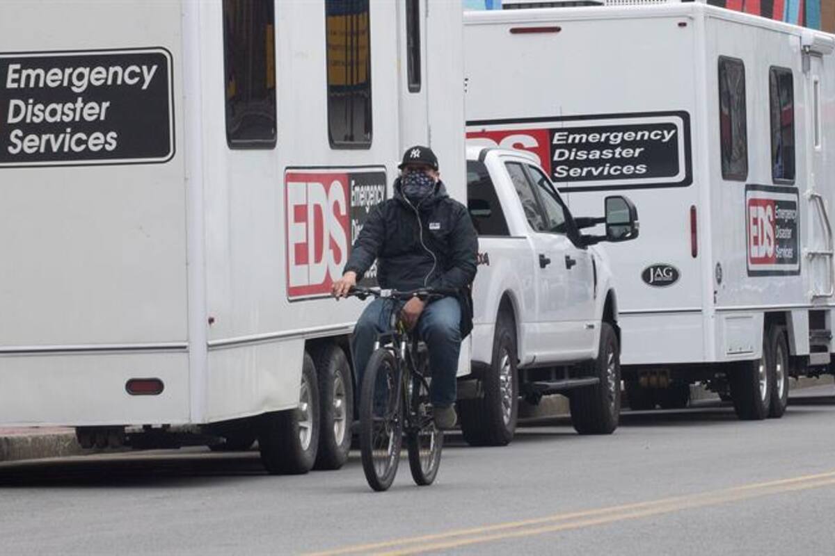 COVID-19: Usan montacargas para depositar cuerpos en camión refrigerado en NY