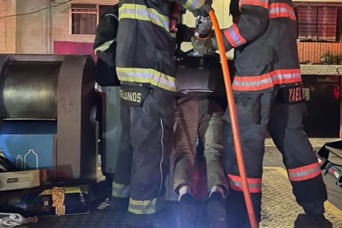 Liberan a hombre que quedó atrapado dentro de un contenedor de basura en Guadalajara