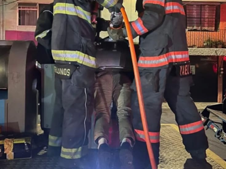 Liberan a hombre que quedó atrapado dentro de un contenedor de basura en Guadalajara