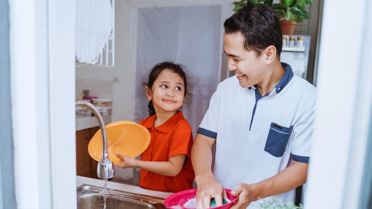 Niña con responsabilidades en casa. Foto: Ilustrativa