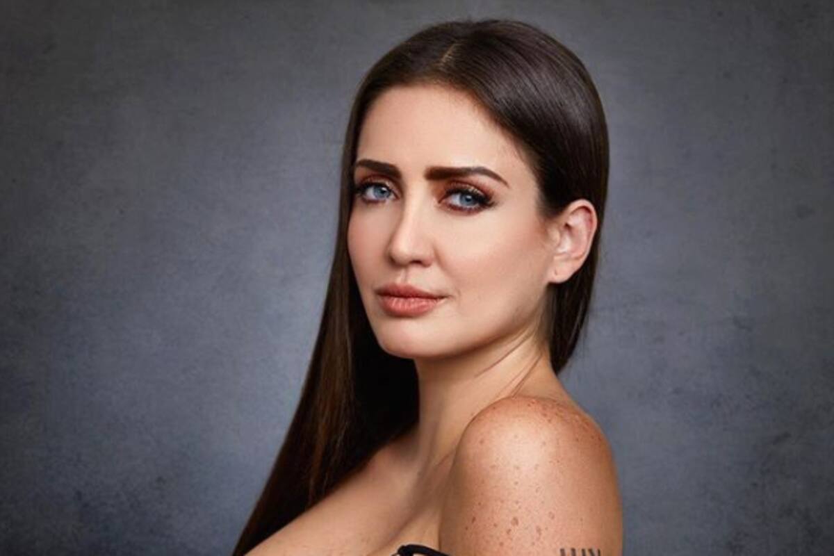 Celia Lora presume figura en marcado traje de baño