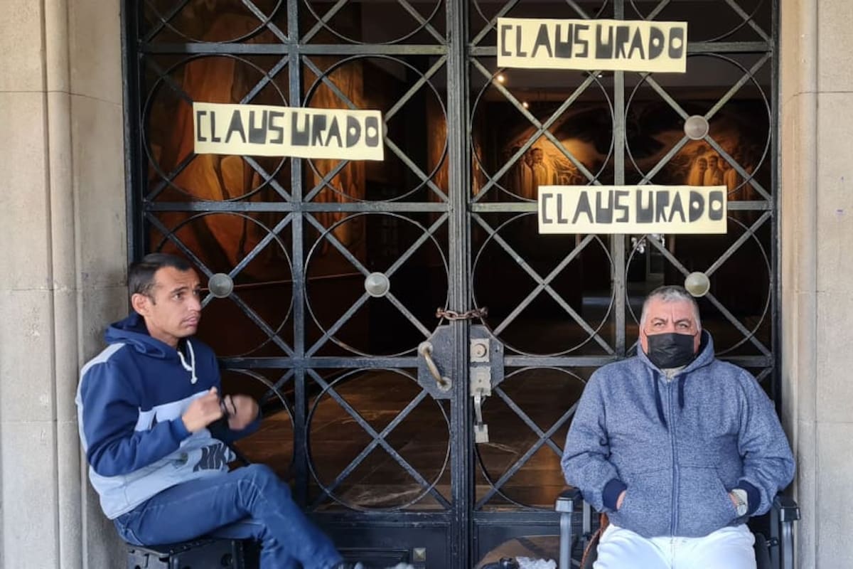 Jubilados y Pensionados bloquean por segundo día consecutivo accesos al Palacio Municipal de Hermosillo