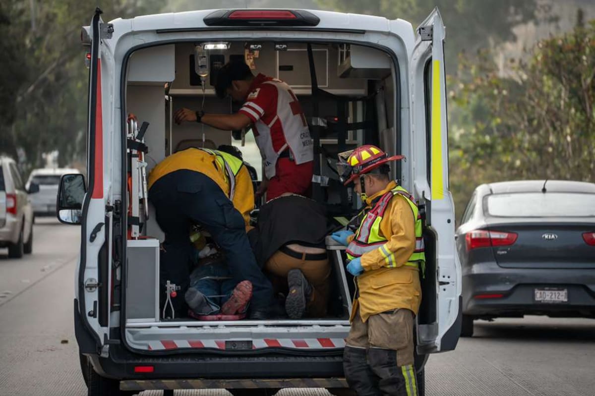 Paramédicos de la Cruz Roja estabilizaron al motociclista y lo trasladaron en condición crítica a un hospital. Foto: Border Zoom