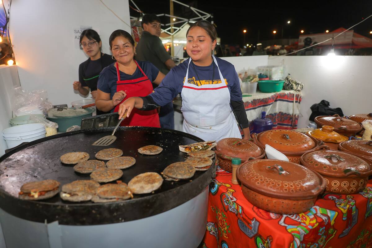 Cientos de familias y visitantes disfrutaron el inicio del Cuarto Festival
del Globo de Hermosillo organizado por el Gobierno Municipal que encabeza Antonio Astiazarán Gutiérrez.