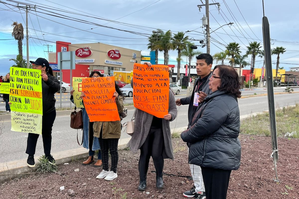 Maestros y padres protestan en Santa Fe por adeudos y falta de docentes en secundarias de Tijuana