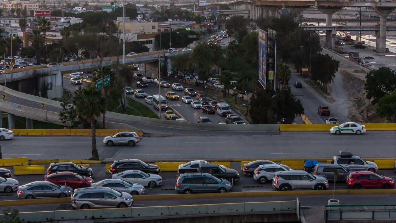 El flujo vehicular y de transporte público se intensificó este viernes 13 de febrero ante la proximidad del lunes feriado en Estados Unidos. Foto: Border Zoom