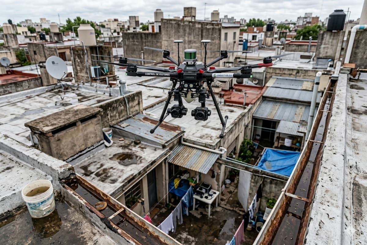 Científicos usan drones con sensores y cámaras térmicas para detectar agua estancada y criaderos ocultos de mosquitos, una estrategia que permite prevenir brotes de dengue, zika y otras enfermedades antes de que se propaguen