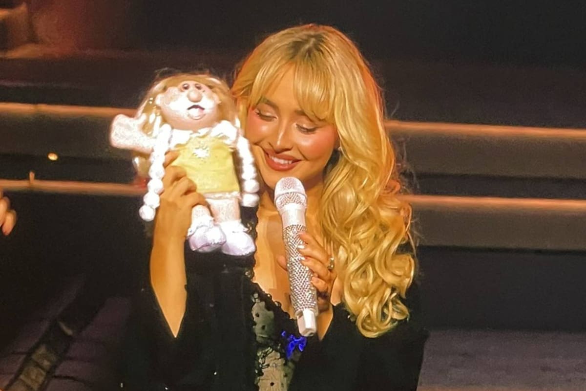Sabrina Carpenter recibe peluche del 'Dr. Simi' durante concierto en Chicago