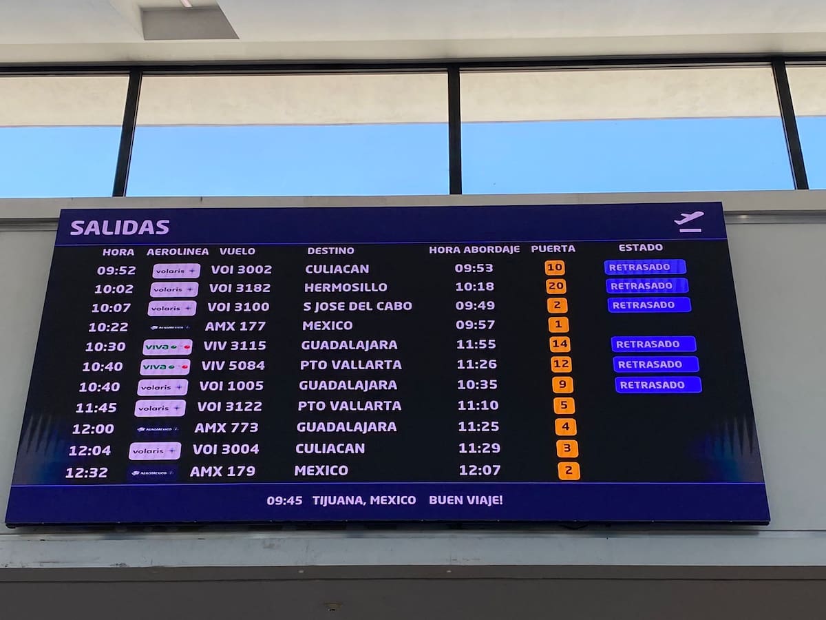 Familiares de viajeros que estaban por arribar a la ciudad de Tijuana, se mostraron expectantes a las pantallas que indicaban el estado actual de rutas.