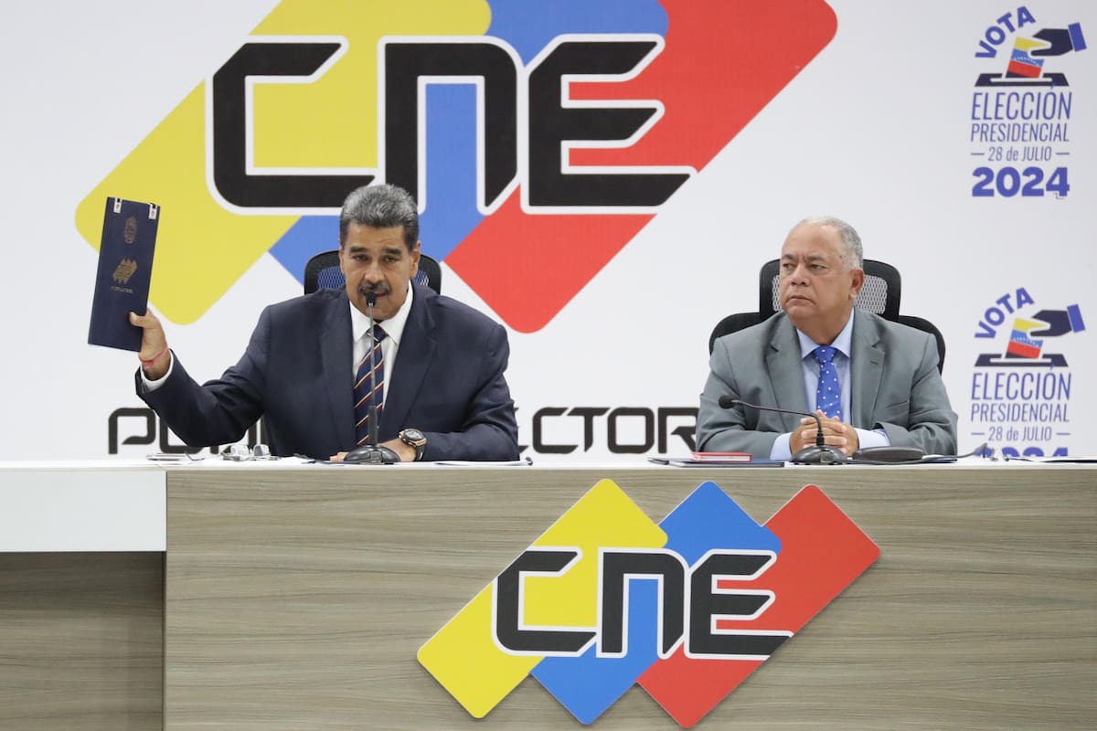El presidente de Venezuela, Nicolás Maduro (i), habla junto al presidente de Consejo Nacional Electoral (CNE), Elvis Amoroso, durante la entrega del acta de juramentación del presidente electo, en Caracas, Venezuela. | Crédito: EFE/ Ronald Peña R.