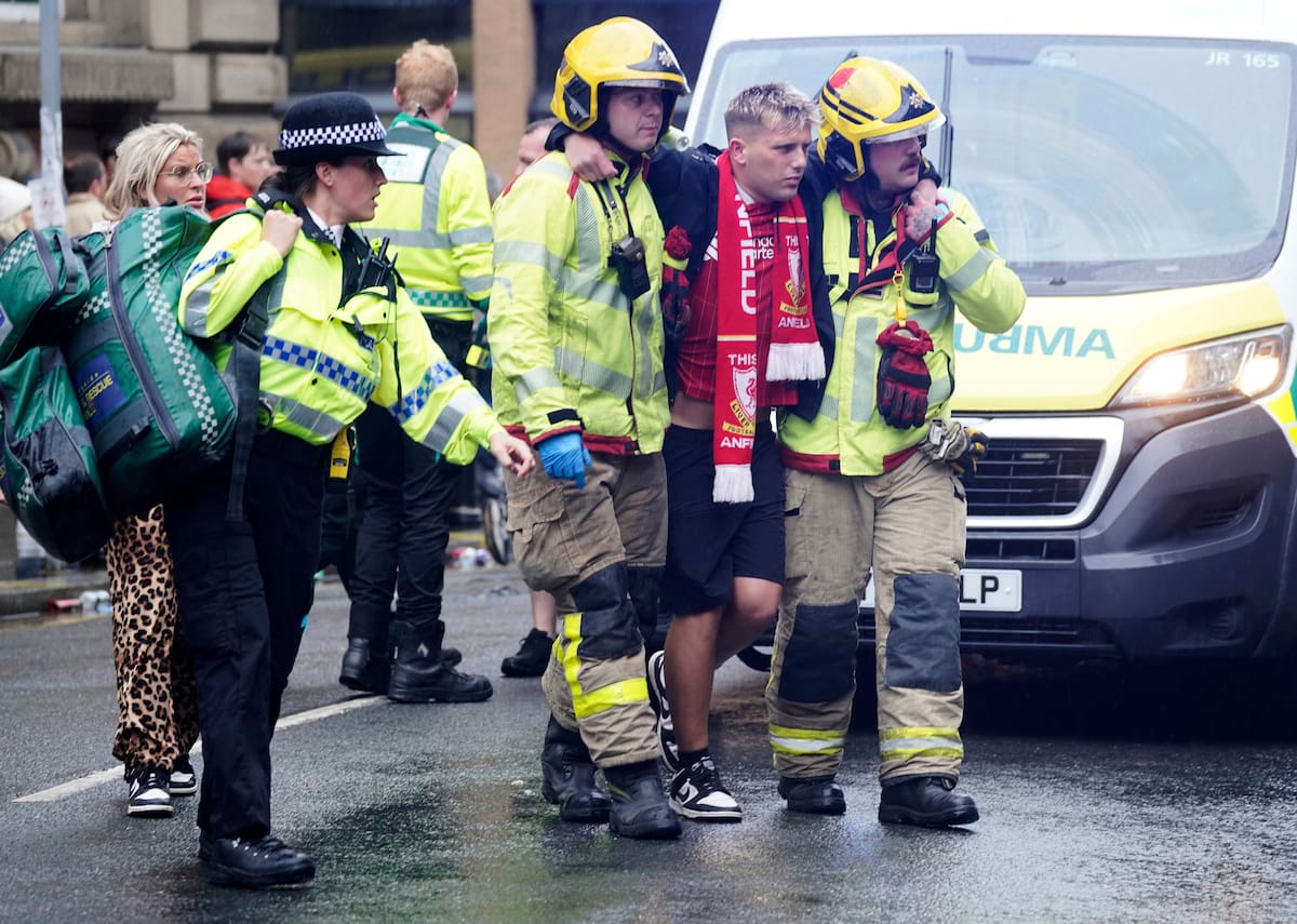 Personal de emergencia y la policía responde a un incidente en la Calle Water en Liverpool luego que auto atropelló a peatones durante un festejo por el título de Liverpool en la Liga Premier inglesa, el lunes 26 de mayo de 2025. (Owen Humphreys/PA vía AP)