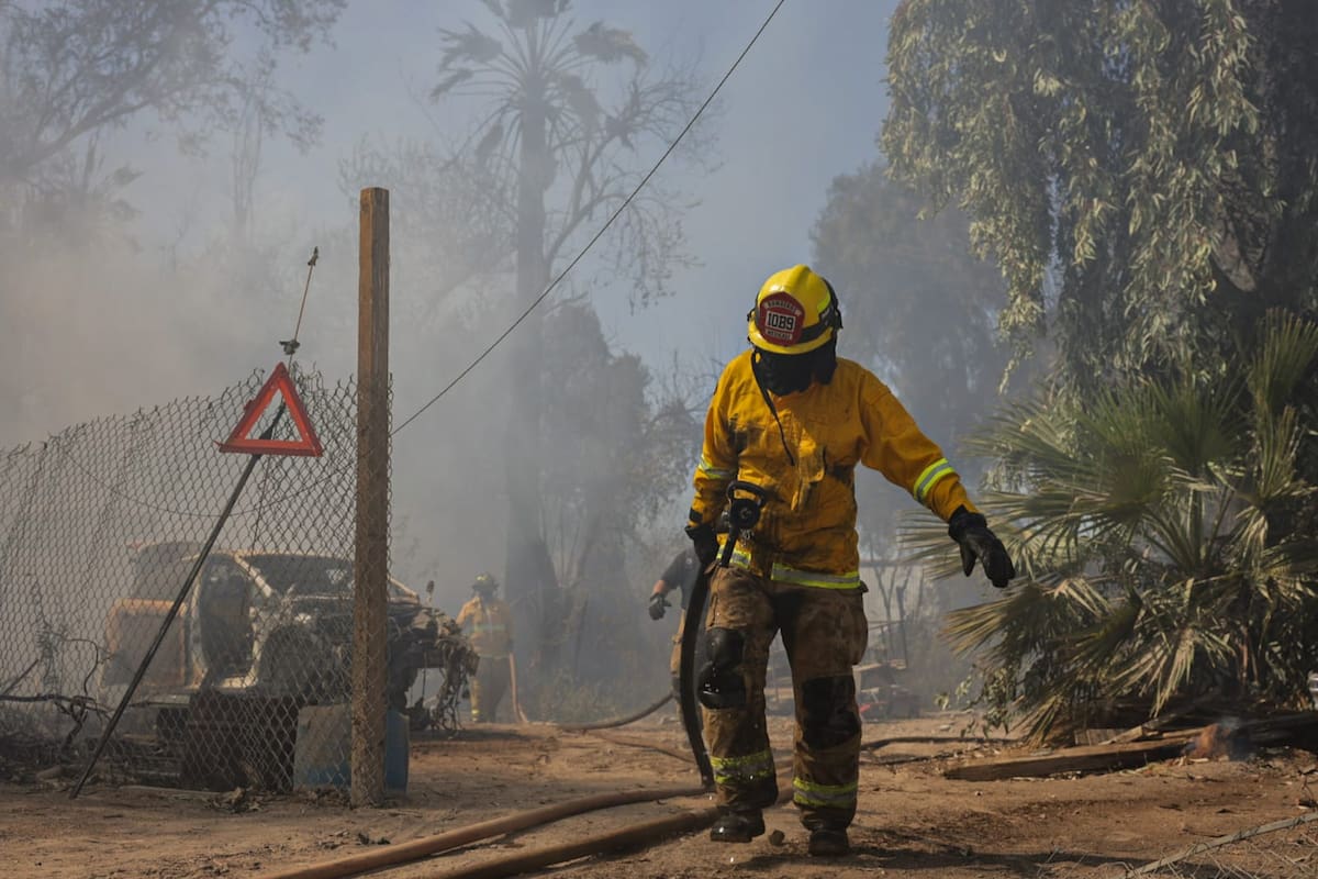 Incendio causa daños en vehículos y casa habitación de la Abasolo