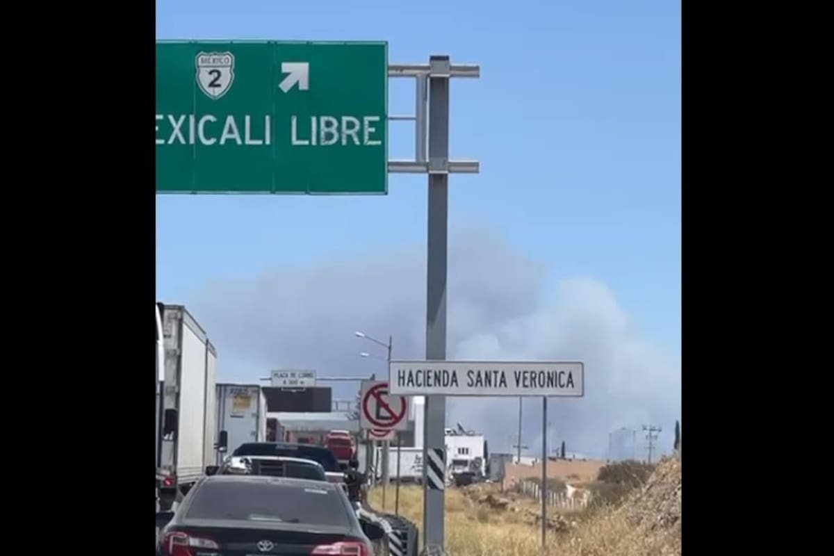 Incendio en Tecate provoca cierre de carreteras